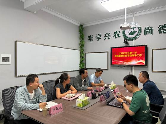 一群人坐在桌子前 AI 生成的内容可能不正确。