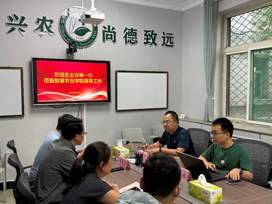 一群人在餐厅里 AI 生成的内容可能不正确。